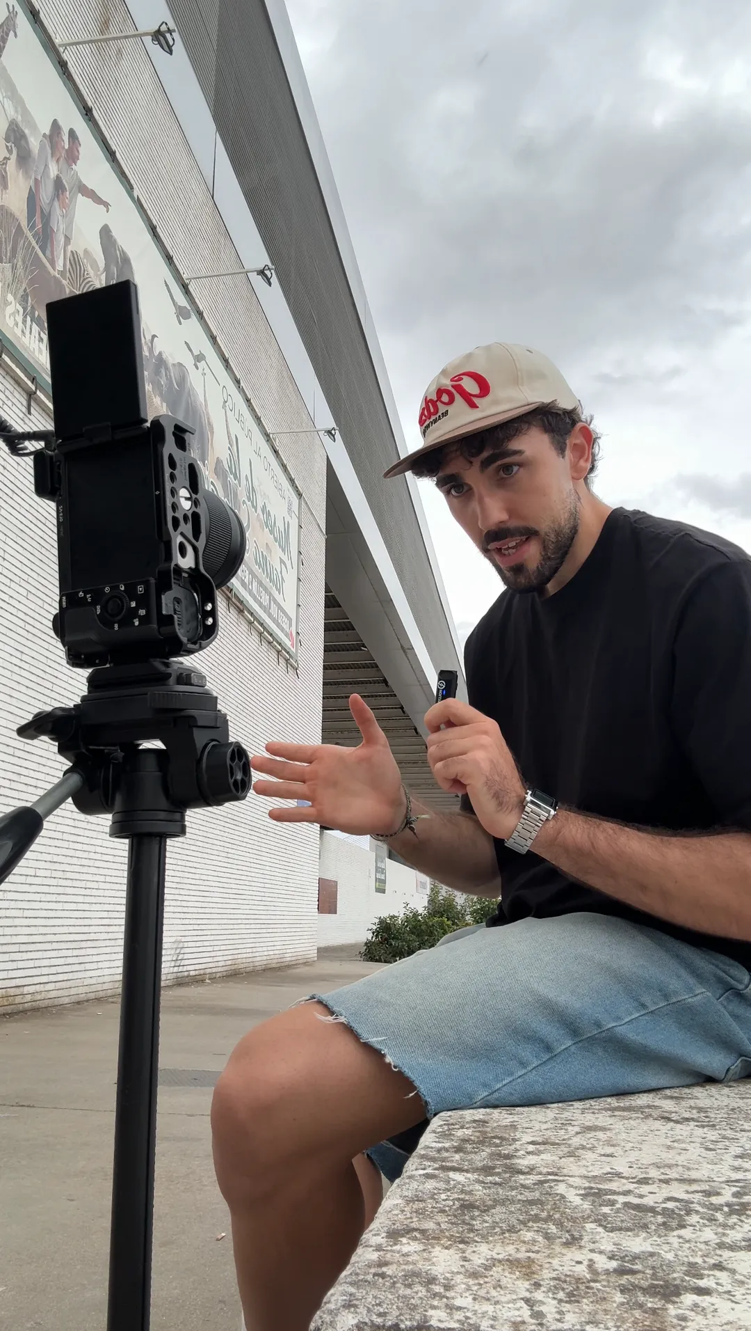 Ángel Luis explicando un plano junto a su cámara